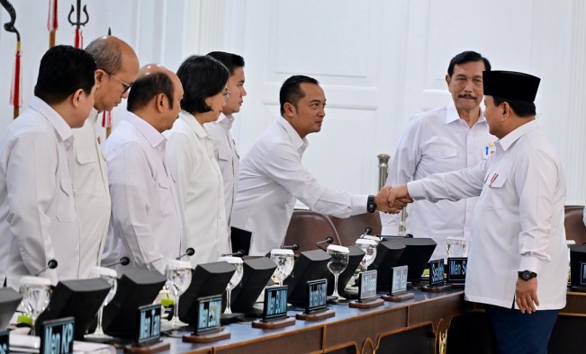 Presiden Prabowo Subianto menyalami para menteri saat Sidang Kabinet Paripurna ke-8 di Ruang Sidang Kabinet, Istana Kepresidenan Jakarta, Rabu (06/08/2025). [Dok. Setneg]